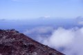 image053 Auf dem Krater des Mt Ngauruhoe (2291m). Im Hintergrund Mt Taranaki/Mt. Egmont (2518m)